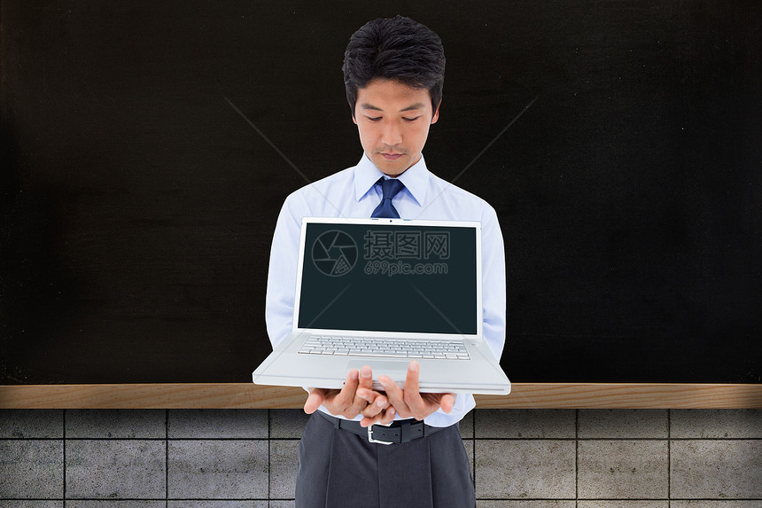 商务人士展示笔记本电脑的复合图像白色男人男性商务人士衬衫黑板数字课堂绘图图片