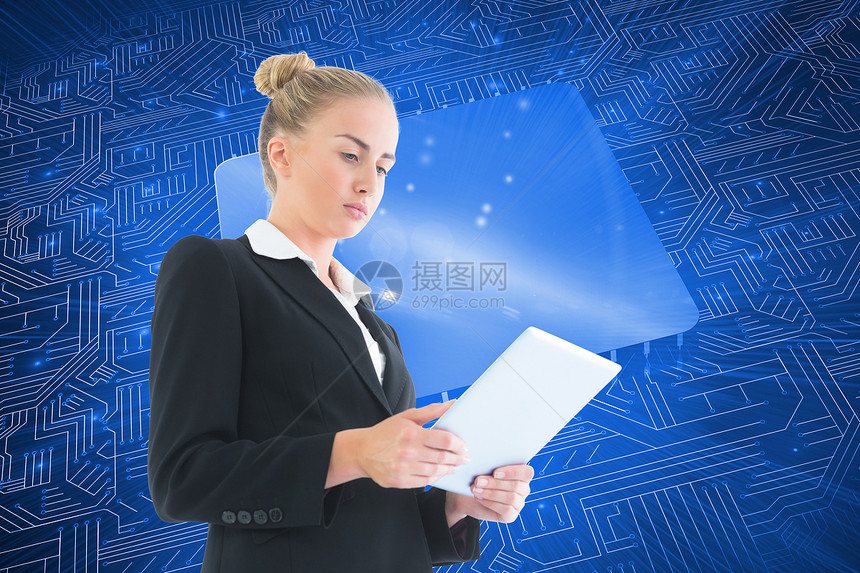 持有平板牌的女商务人士的综合形象电路板计算线条套装电脑未来派数字技术绘图商务图片
