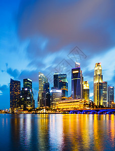 新加坡夜间市中心场景海洋反射城市海景风景镜子天际建筑背景图片