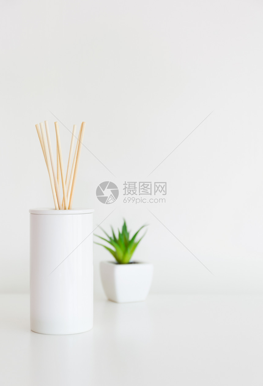 家用扩散器和小型绿色植物图片