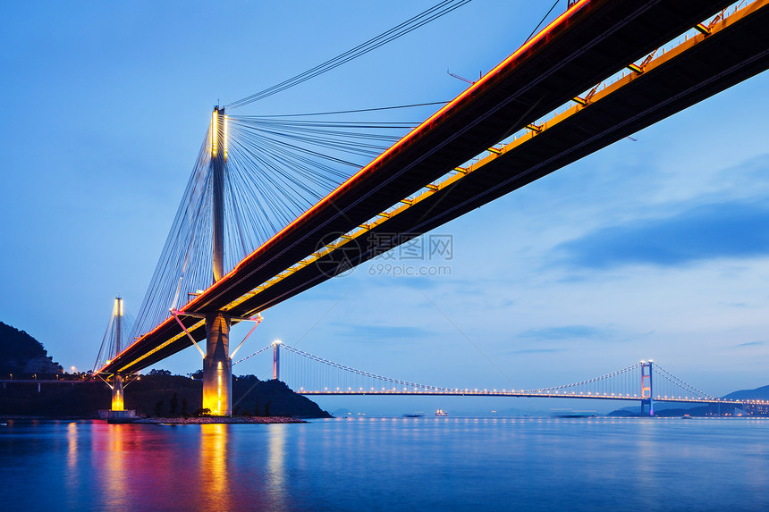 夜间在香港的停泊桥通道天际建筑运输建筑学海洋海景地标天空图片
