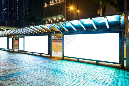 带有空白广告牌的夜车站城市白色展示横幅广告反射展览商业景观车站背景图片