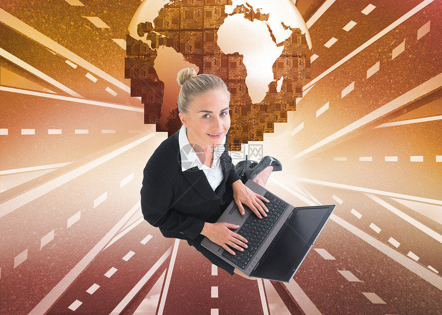 使用笔记本电脑的女商务人士综合图像金发女郎穿越女性地面地平线技术商业范围橙子人士图片