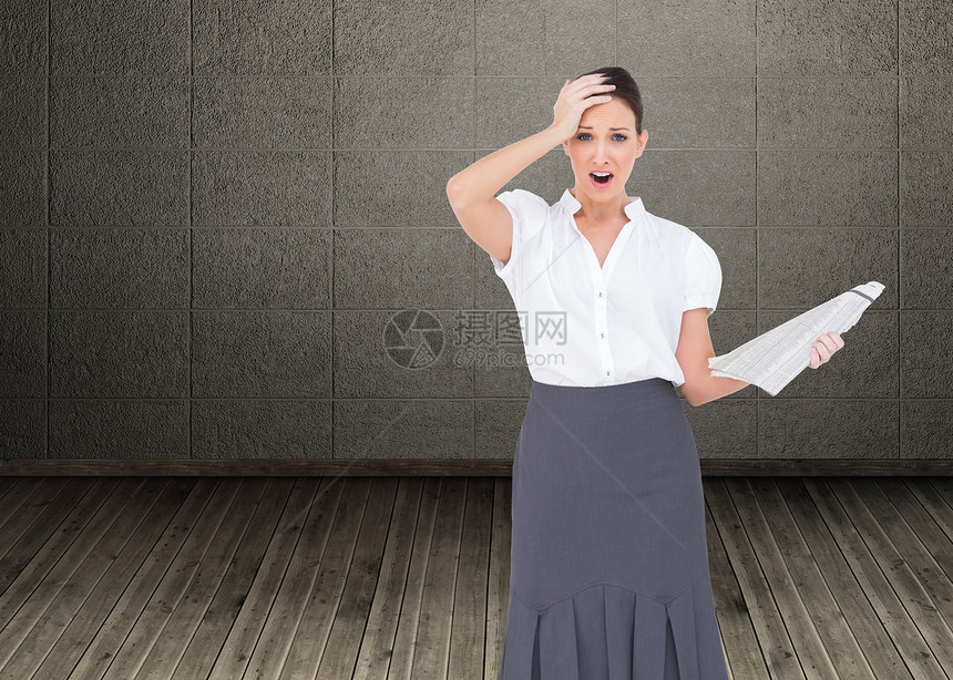 令人震撼的拥有报纸的优等商业女商务人士综合形象震惊棕色计算机房间绘图女性人士商务坏消息衬衫图片