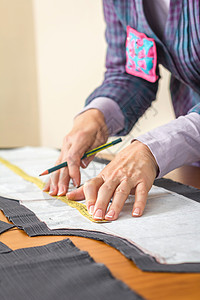 铅笔VI样板制衣师测量桌上裁缝型样板工艺女性裙子工作女士缝纫剪裁戏服纺织品手工业背景