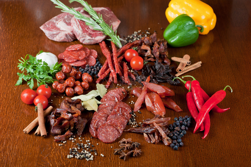 肉类和香肠营养熏制火腿蔬菜木板团体辣椒桌子胡椒食物图片