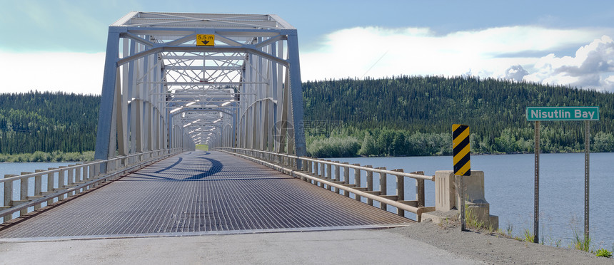 Aslaska公路钢桥Teslin 育空地区加拿大风景工程金属建筑学爬坡建筑运输树木交通场景图片