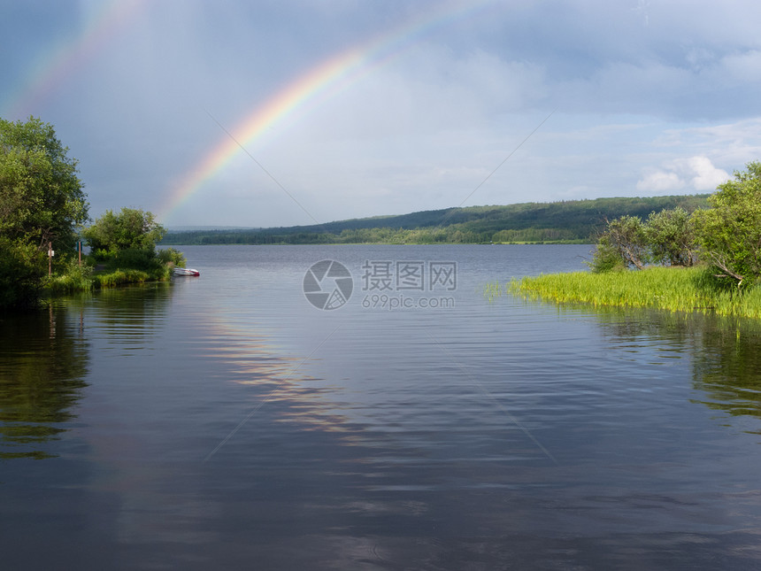 加拿大 北不列颠哥伦比亚省北部平静泰伊加湖彩虹图片