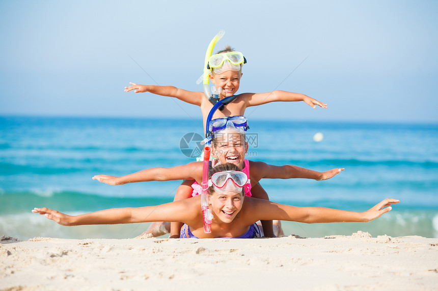 海滩上三个快乐的孩子女孩风镜假期活动太阳姐姐幸福呼吸管闲暇蓝色图片