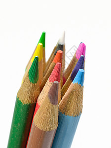 白色背景上孤立的彩色铅笔学校粉色蓝色红色绿色棕色木头蜡笔绘画教育背景图片