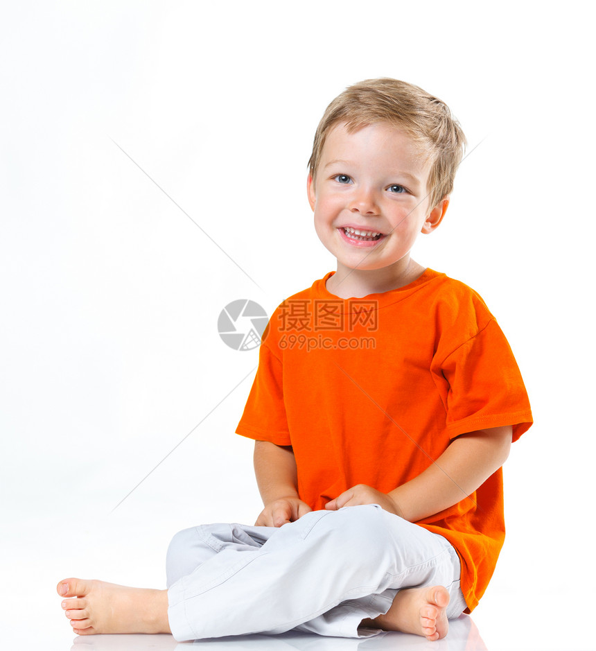 快乐的男孩坐在地板上男生蓝色青年孩子情感乐趣小学生男性地面笑声图片