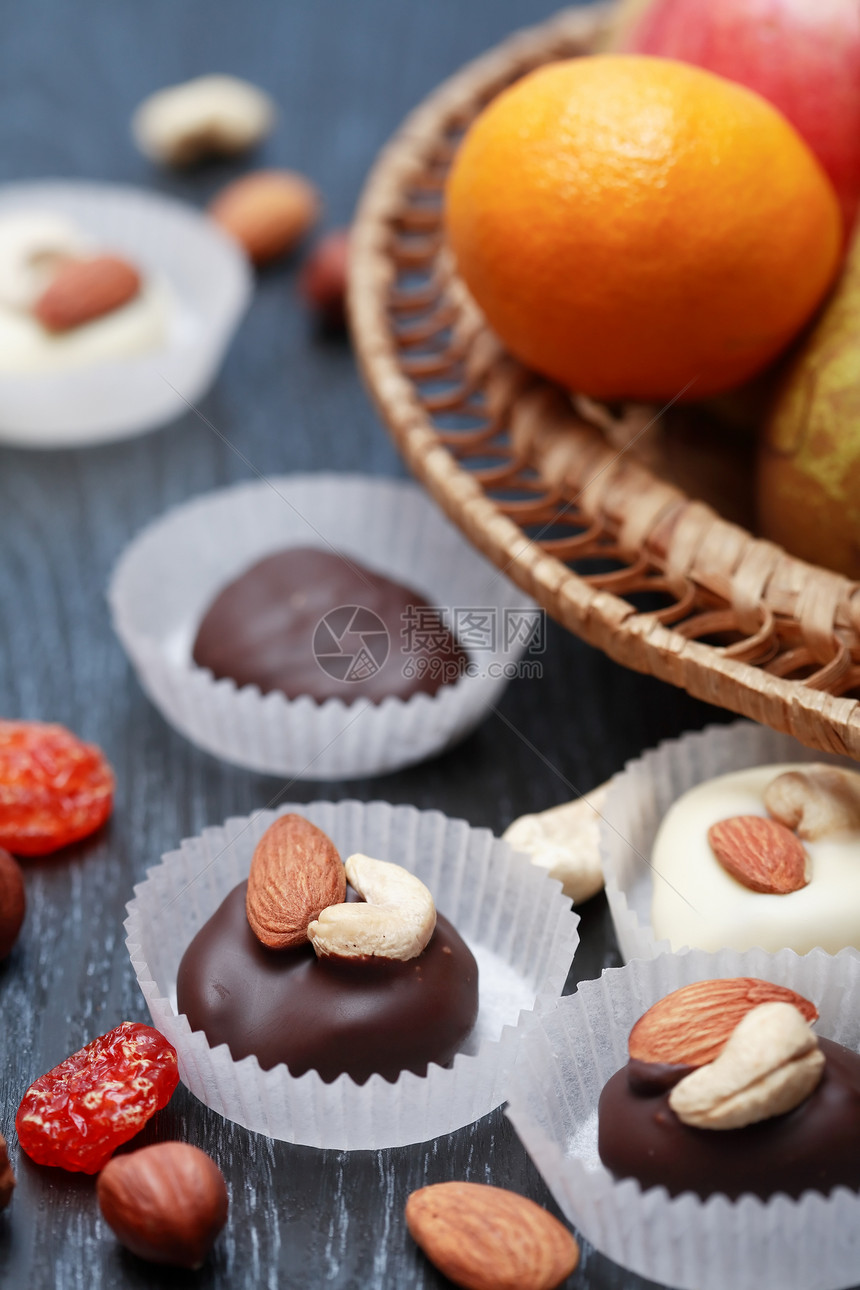 糖果和水果柳条篮子木头坚果食物多样性生活方式甜点巧克力健康饮食图片