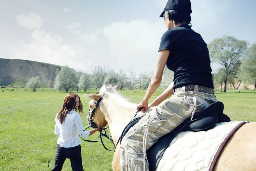 马骑马猪蹄骑士公园锻炼风险爱好享受草原骑术哺乳动物图片