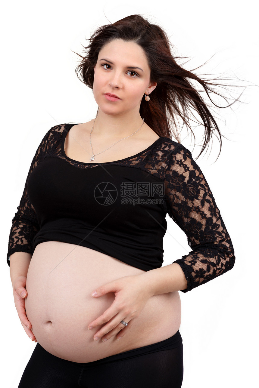 将腹部与白种背景隔绝的美丽孕妇幼小地抱住母性女孩微笑母亲妈妈生活快乐父母怀孕白色图片