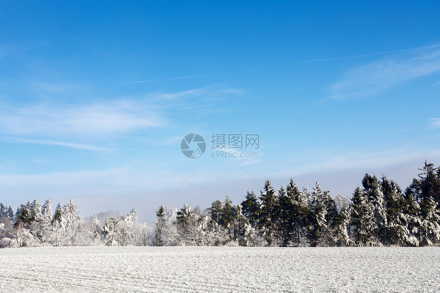 阳光明媚的蓝色天空寒冷的风景图片