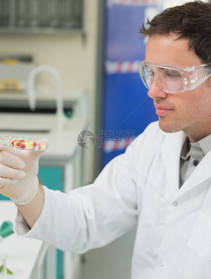 男性科学家分析实验室中的药片 在实验室中药品实验维生素制药药店样本保健手套技术员卫生图片