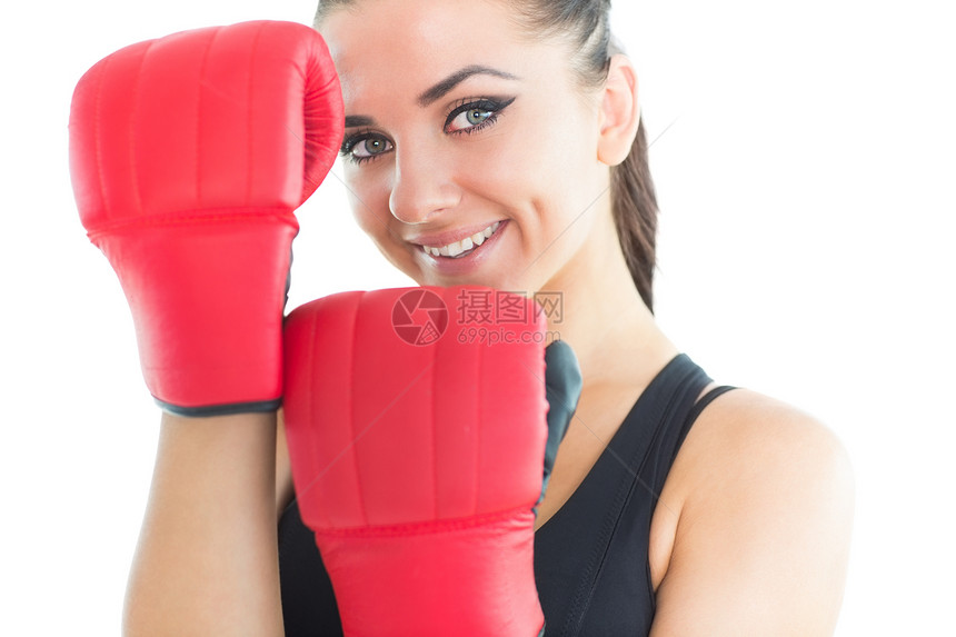 穿着拳击手套的有吸引力的运动女性在相机上微笑图片