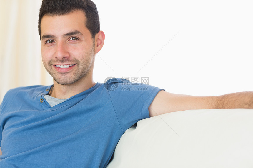 在沙发上放松时 体外有魅力的男子图片