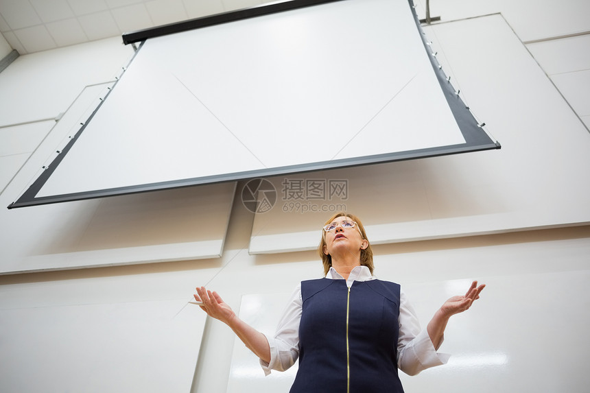 女教师 在讲座厅有投影屏幕的女教师智力学习手势研讨会讲课顾问教育性老师女性教育图片