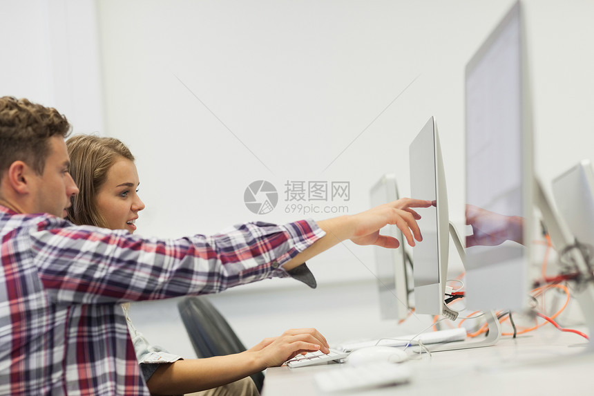 两名电脑系学生指着电脑图片