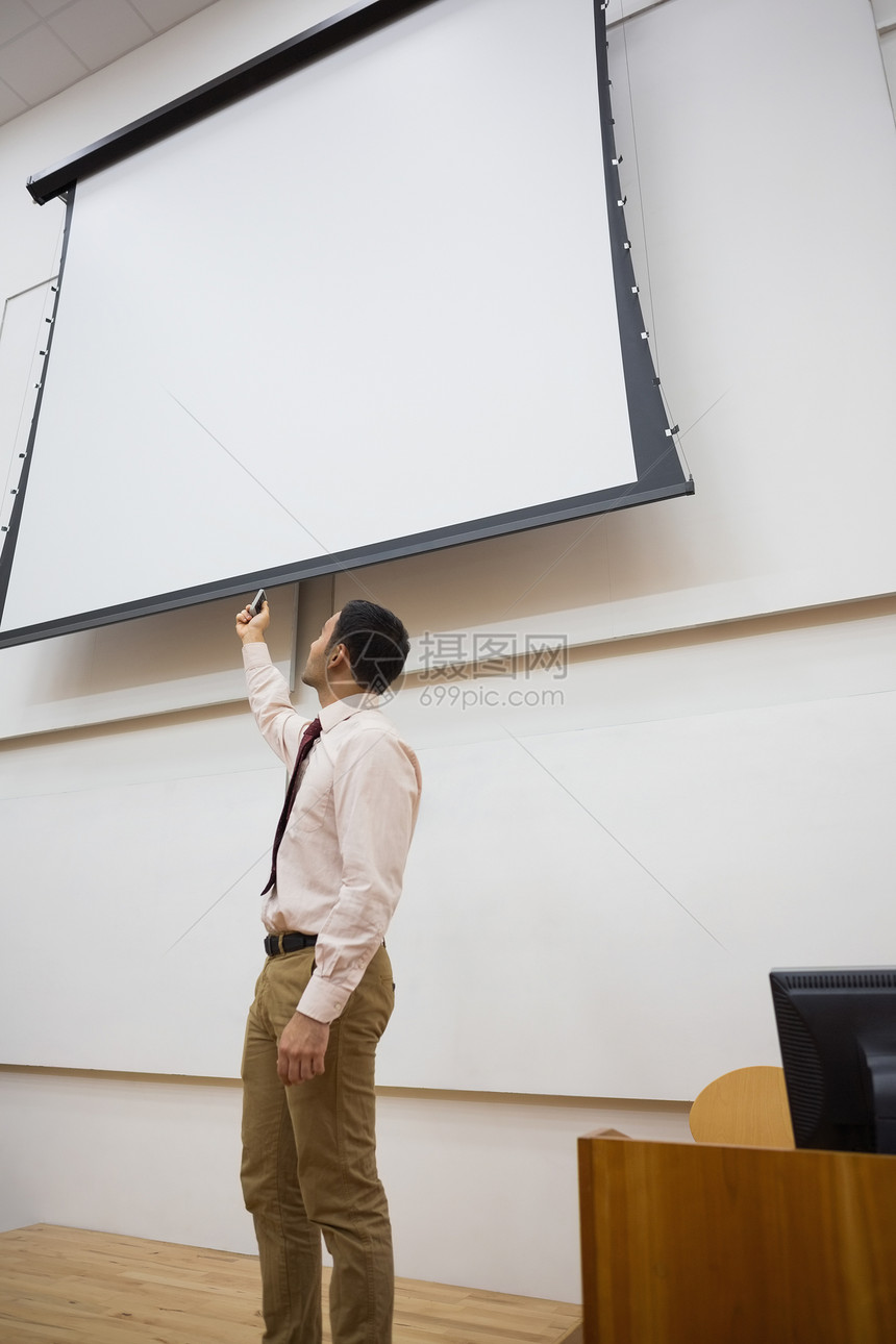 讲堂内带投影屏幕的教师演讲大学教育智力沟通混血知识领带男性木板图片