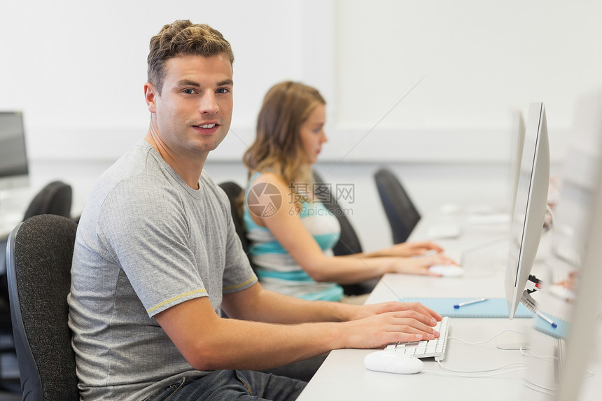 两个快乐的学生 单独在电脑上做个人工作图片