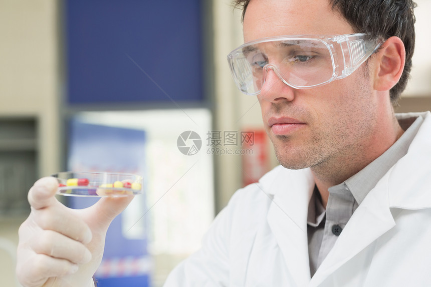 男性科学家分析实验室中的药片 在实验室中检查研究制药保健审查医学专注药店科学样本图片