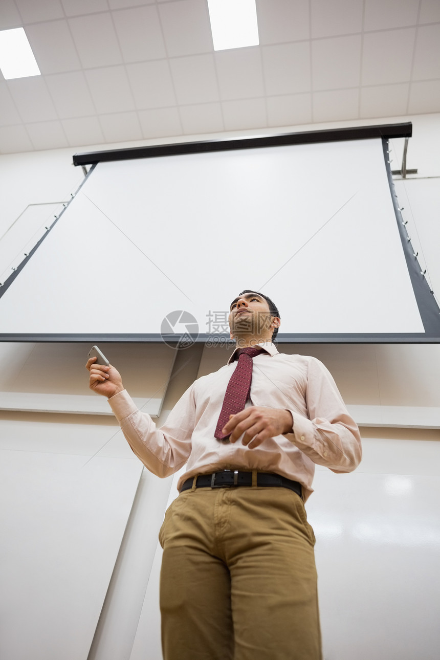 男教师 在讲堂有投影屏幕的男教师男人教育学校学习讲课智力老师研究所领带知识图片