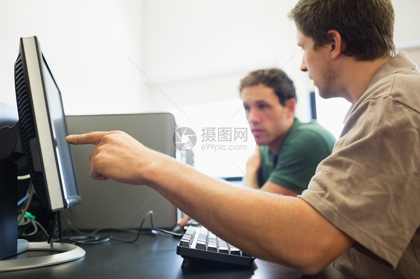 计算机室的教师和成熟学生人数讨论桌子屏幕键盘电脑男性办公室互联网桌面教育图片