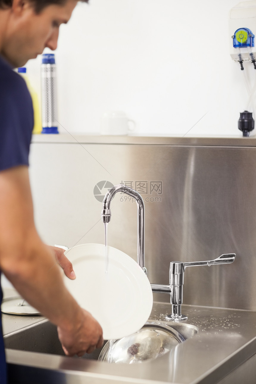 厨房搬运工在水槽中打扫清洁板餐厅男性围裙商业大楼酒店陶器男人职员清洁工图片