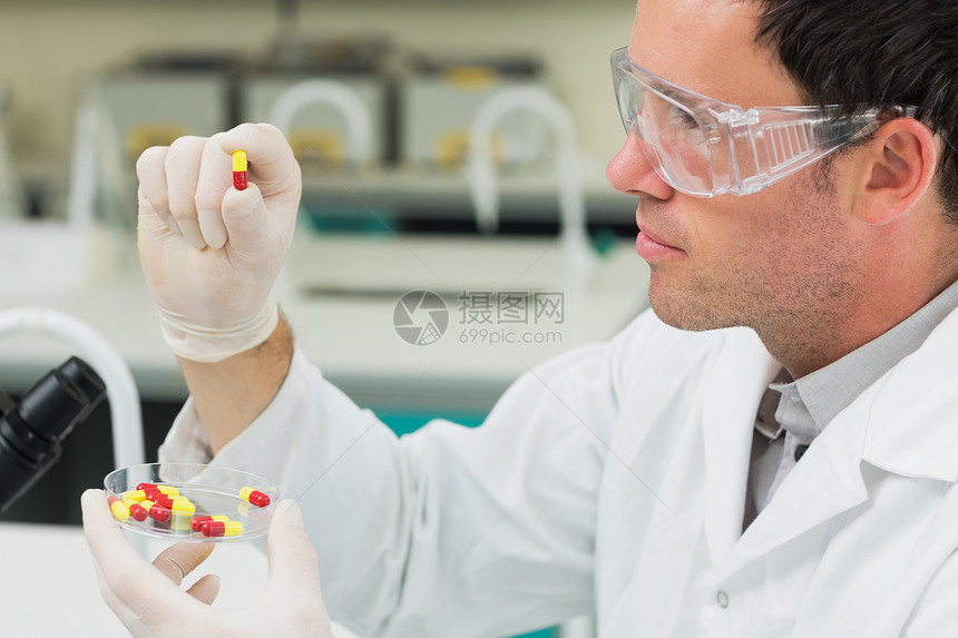 男性科学家分析实验室中的药片 在实验室中保健科学安全研究员职业维生素技术员卫生专家手套图片