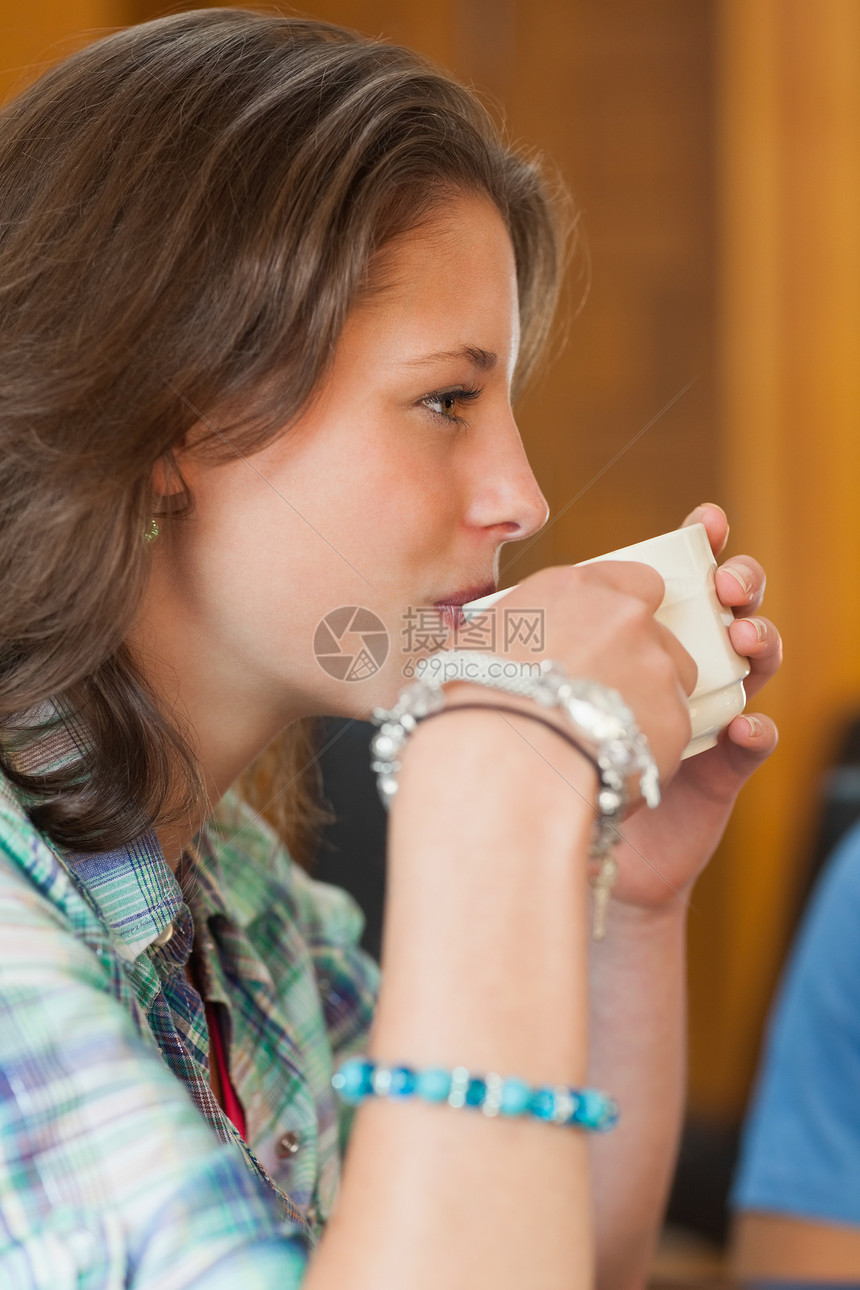 漂亮学生喝咖啡喝一杯咖啡图片