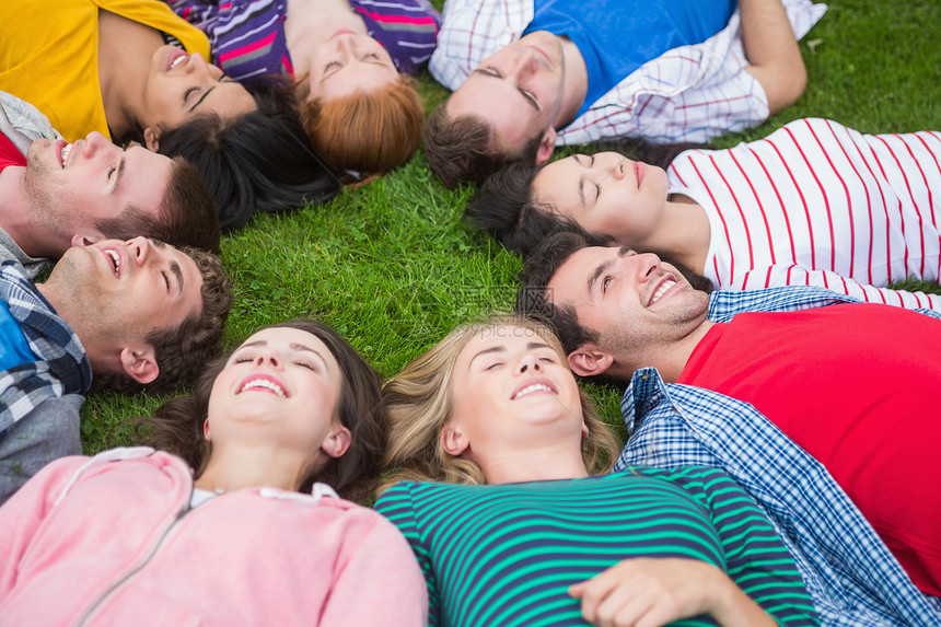一群朋友在公园里躺着微笑友谊幸福校园女士学生乐趣学习圆圈休息图片