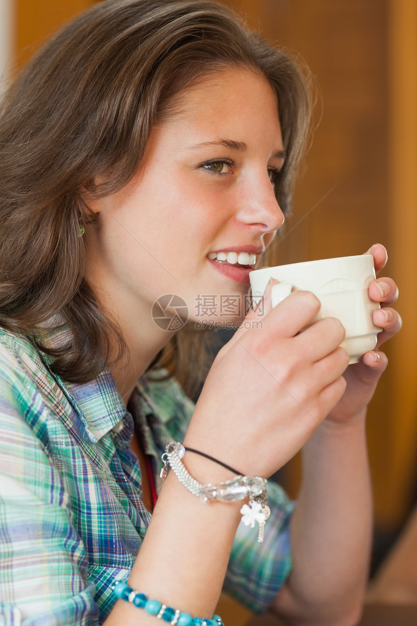 喝杯咖啡的学生很快乐啊 喝咖啡图片