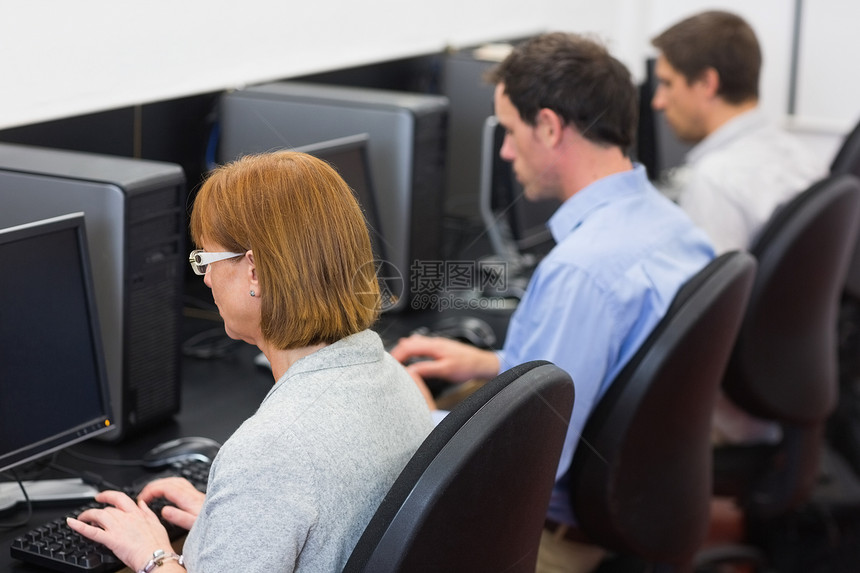 计算机室的成人学生人数学习男性互联网班级成人教育桌面电脑课堂工作黑发图片