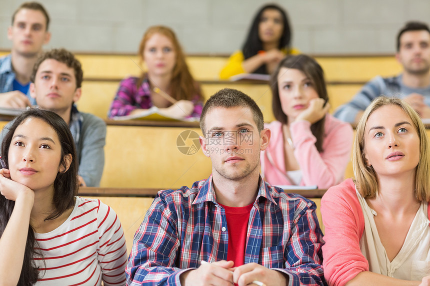 学生在大学的讲堂注意力专注男人研究所女士桌子教育知识研讨会班级图片