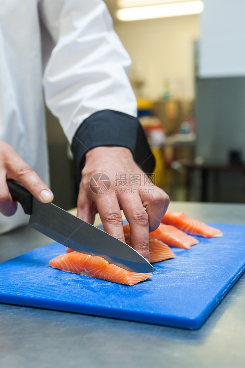 厨师用尖刀切生鲑鱼美食家工作白人准备美食职业餐厅烹饪厨艺酒店图片