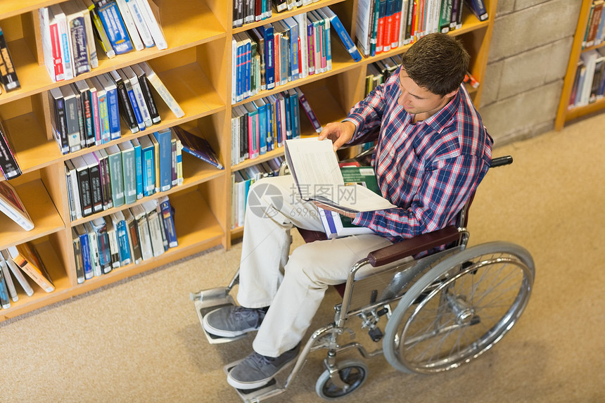 坐在轮椅上的人在图书馆读书图片