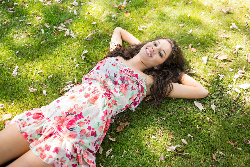 躺在草地上的时尚 微笑的黑发美女图片