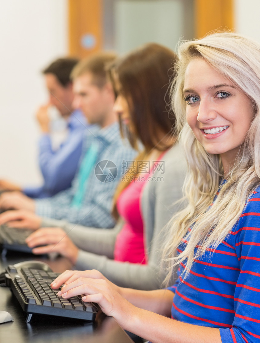 在计算机室使用计算机的学生人数 学生人数金发学习课堂大学教育班级桌面金发女郎监视器女士图片