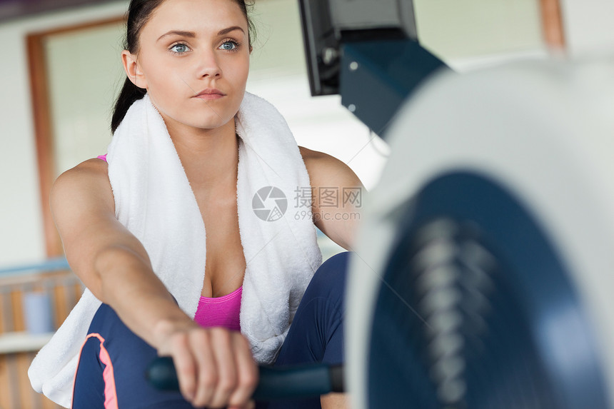 健身工作室在排机上工作的妇女运动火车运动员活力健身室运动服训练器材机器力量图片
