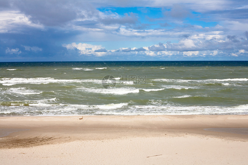 波罗的海海浪蓝色绿色海滩冲浪泡沫沙嘴海洋海景水平图片