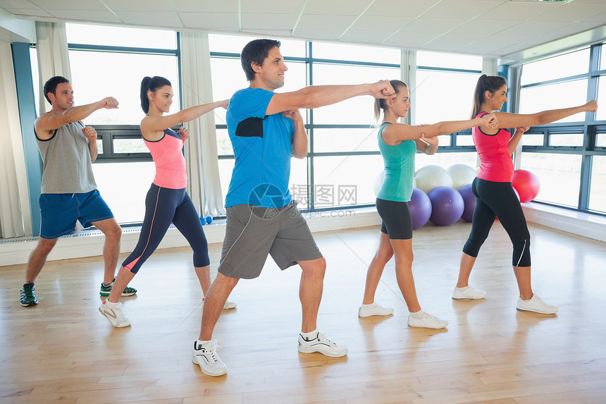运动者在瑜瑜伽课上锻炼体能护理灵活性团体火车健身室俱乐部调子闲暇讲师女性图片
