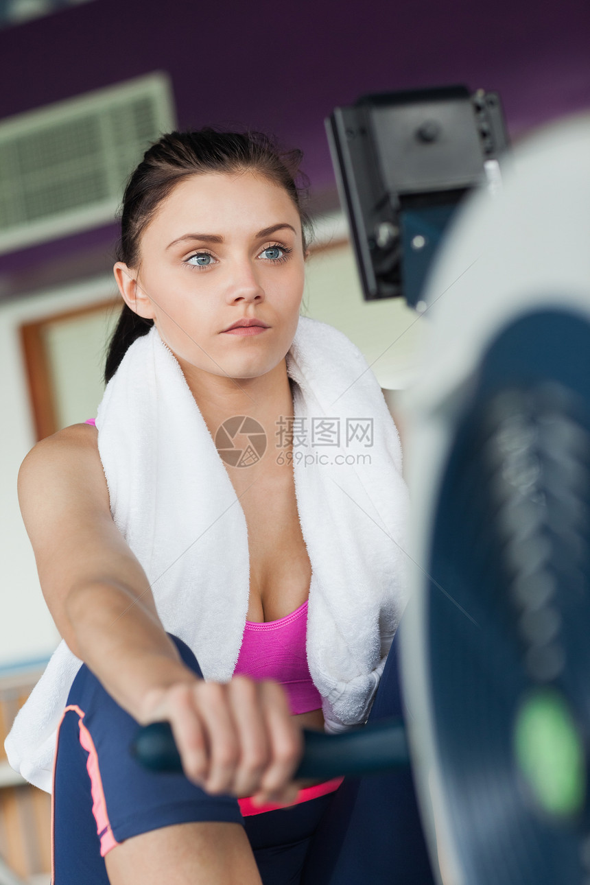 健身工作室在排机上工作的妇女护理机器健身室活力力量健身房牵引耐力闲暇女性图片