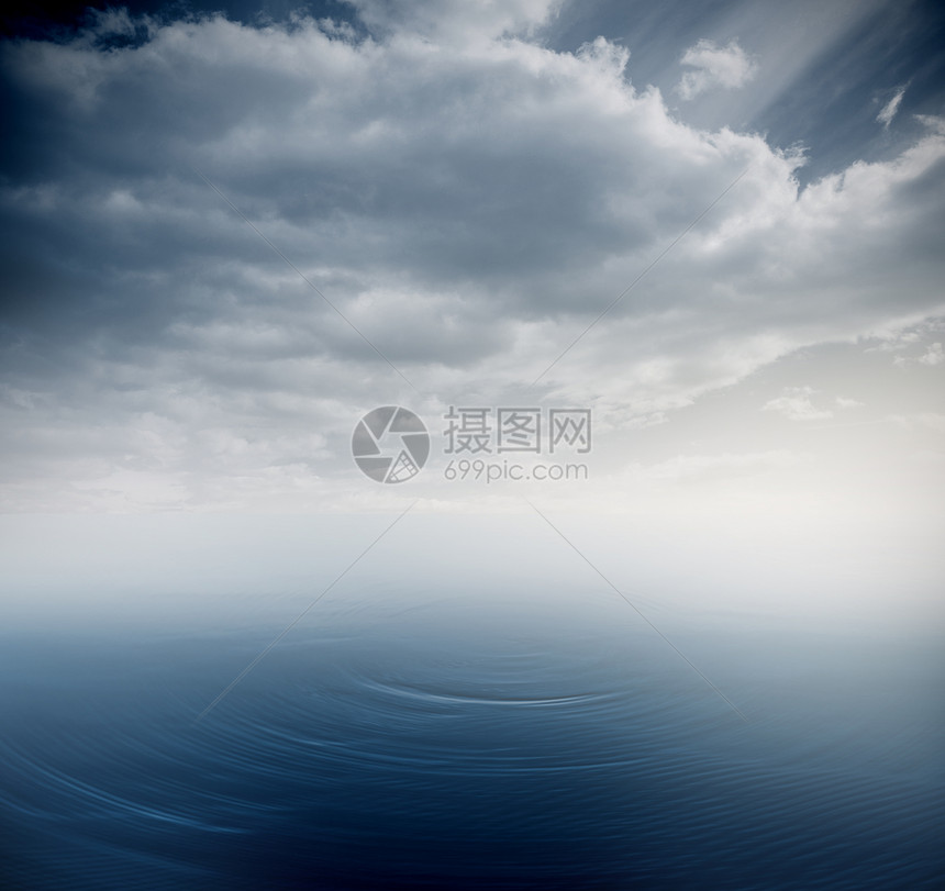 洋上云云的天空晴天阳光水滴地平线水坑辉煌多云波纹水池蓝色图片