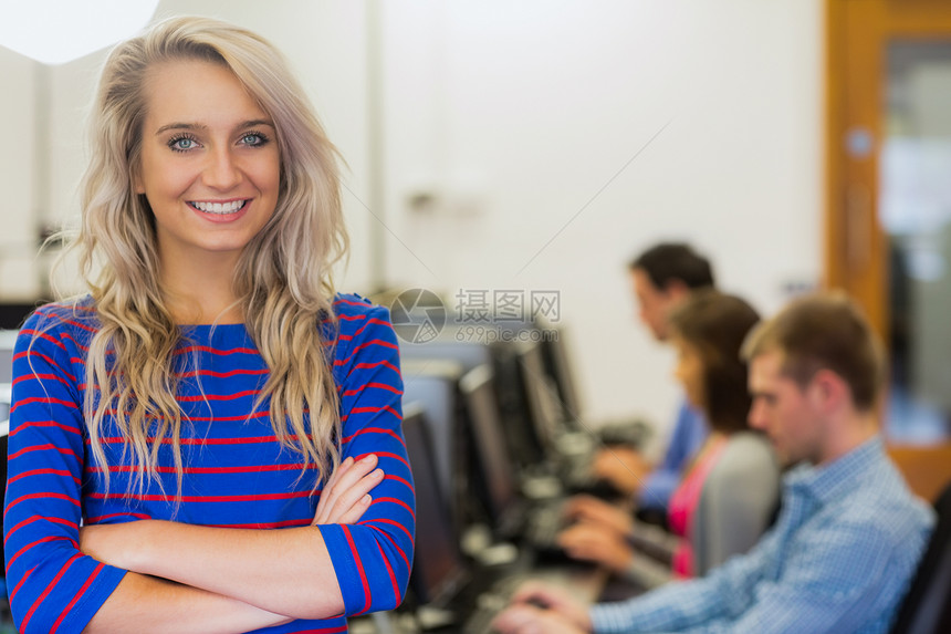 老师和学生在电脑室使用电脑男性男人女士键盘浅色桌面金发大学头发互联网图片