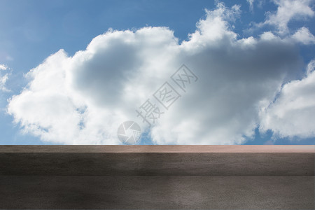 横交云彩的天空阳光蓝色阳台背景图片