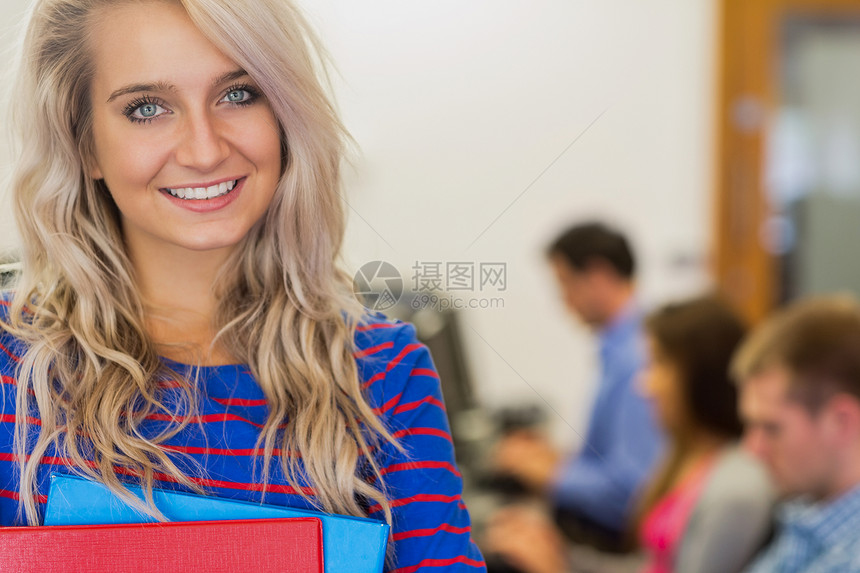 计算机室有学生的教师老师桌子办公室专注大学监视器教育头发浅色金发图片