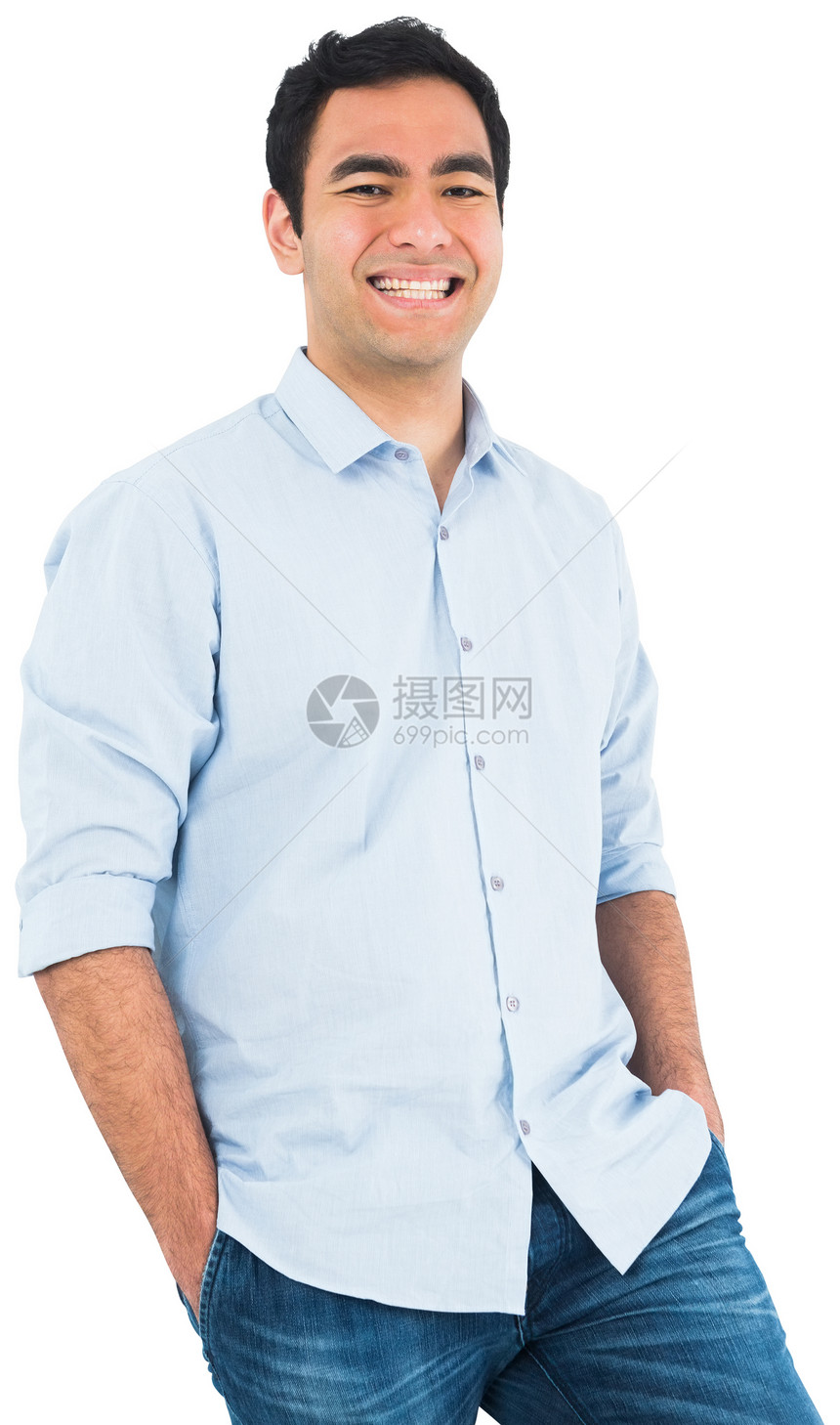 微笑的临时男子站立牛仔裤口袋牛仔布男人棕色头发双手衬衫男性混血图片