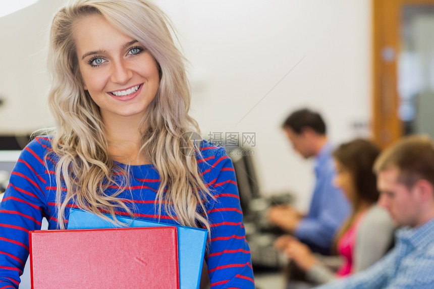 老师和学生在电脑室使用电脑桌子金发课堂办公室教育教学专注金发女郎文件夹大学图片